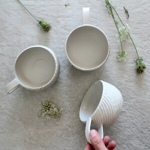 Taza de café de cerámica blanca, taza de gres hecha a mano, regalo para amantes del café, taza de té de cerámica artesanal con asa imagen 8