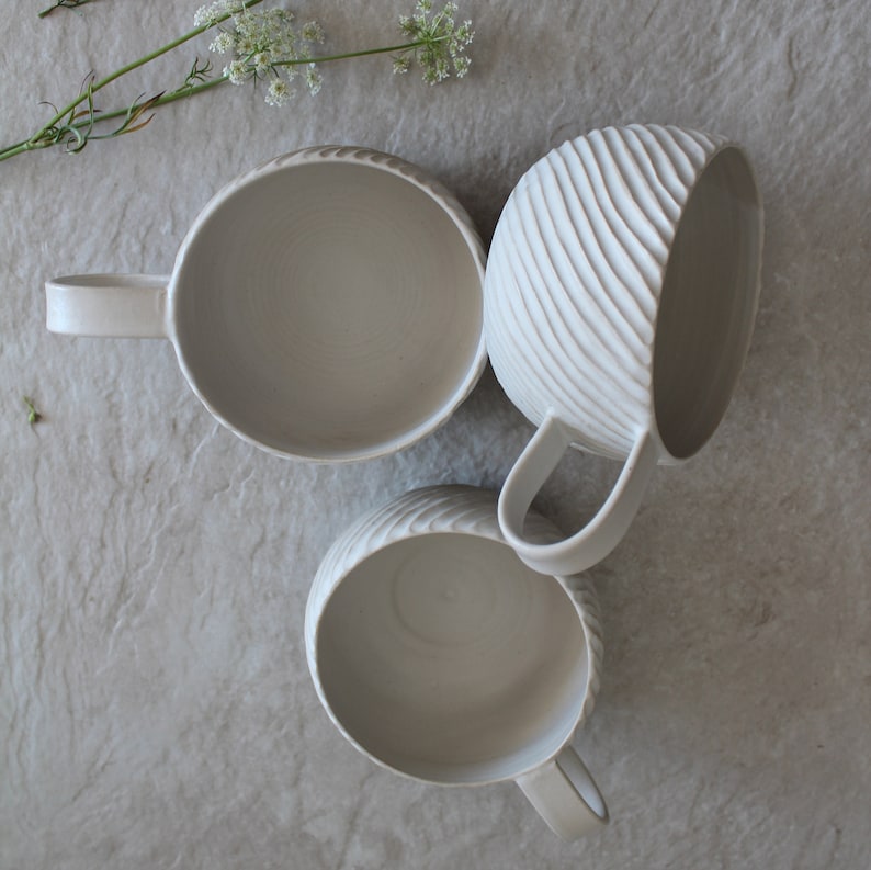 Taza de café de cerámica blanca, taza de gres hecha a mano, regalo para amantes del café, taza de té de cerámica artesanal con asa imagen 4