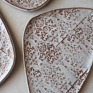 Plato de servir de gres hecho a mano / Relieve floral en relieve, plato de cerámica moderno