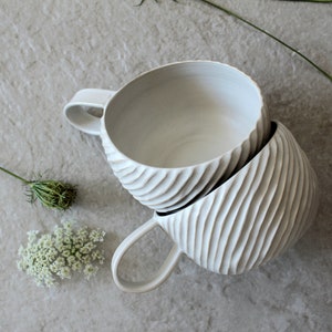 Taza de café de cerámica blanca, taza de gres hecha a mano, regalo para amantes del café, taza de té de cerámica artesanal con asa imagen 1