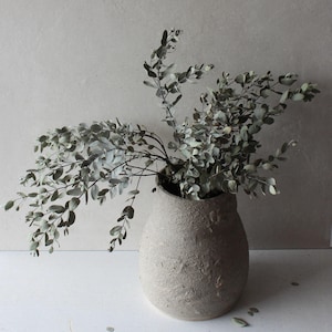 Große handgefertigte strukturierte Keramikvase - Skulpturale Steinzeug Bodenvase - Beton grau - Bio, modernes Wohndekor