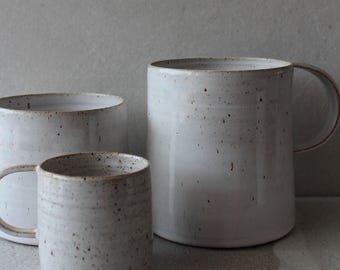 Ręcznie robiony biały kubek do kawy z kamionki: Rzemieślnicza ceramiczna filiżanka do herbaty