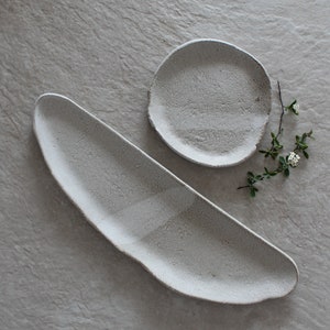 Piatto in ceramica bianca Piatto da portata Piatto in argilla smaltata fatto a mano Stoviglie artigianali in gres Ceramica Regalo Accessori per foto Piatto Wabi-Sabi