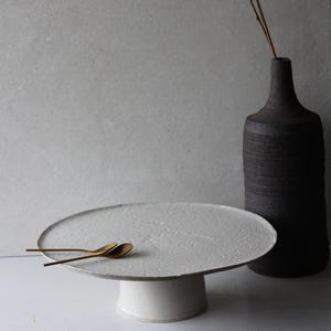Matt Weiß Kuchenständer Handgemachte Keramik Servierständer Servierständer Weiß steinzeug Modernes Geschenk Handgemachte Geschenk Keramik
