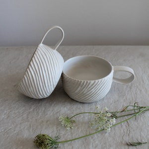 Taza de café de cerámica blanca, taza de gres hecha a mano, regalo para amantes del café, taza de té de cerámica artesanal con asa imagen 10