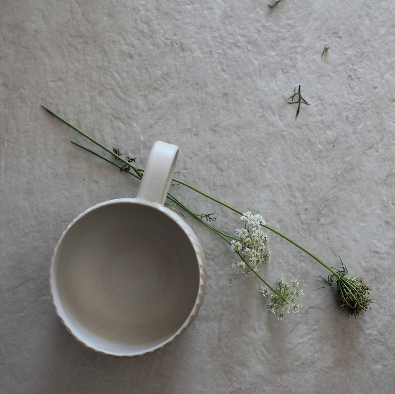 Taza de café de cerámica blanca, taza de gres hecha a mano, regalo para amantes del café, taza de té de cerámica artesanal con asa imagen 2