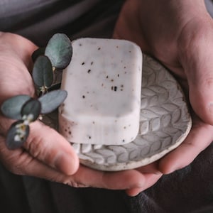 Jabonera con diseño de menta blanca clara, plato de cerámica hecho a mano, plato de cerámica artesanal, regalo de cerámica de gres