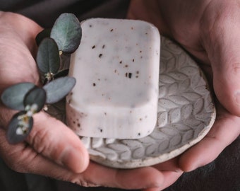 Porte-savon à motif menthe clair, assiette en céramique faite main, assiette en céramique artisanale, cadeau de poterie en grès