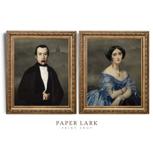 Puede incluir: Dos retratos enmarcados, uno de un hombre con un traje oscuro y la boca ensangrentada, el otro de una mujer con un vestido azul, un collar y una marca de sangre en el cuello.