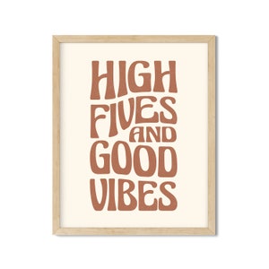 High Fives and Good Vibes Descarga digital, Primavera y verano Wall Art Home Decor, Retro Typography 60s 70s Rust Terracotta Brown