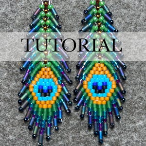 Pode incluir: Um par de brincos de contas com um design de pena de pavão. Os brincos apresentam uma paleta de cores vibrantes de contas verdes, azuis, laranja e pretas. A palavra "TUTORIAL" é sobreposta na imagem.
