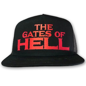 Op de afbeelding: Zwarte truckercap met een rood en oranje verlooplogo met de tekst "The Gates of Hell".