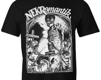 Puede incluir: Camiseta negra con un diseño gráfico que incluye la palabra "NEKRomantik". El diseño muestra un esqueleto besando a una persona, con calaveras y rosas. La palabra "CENSORED" también está presente.