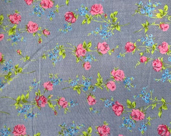 Tecido de algodão floral vintage azul, rosa e verde. 281” x 57”. 7,75 jardas. Aparência jeans.
