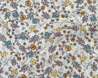 Tecido floral pastel Deadstock em gramado de algodão branco. Azul, laranja e roxo. 7,75 jardas.