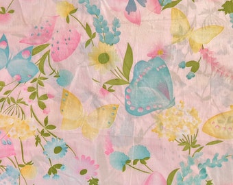 Tecido de mistura de algodão rosa pastel vintage dos anos 1970, azul, verde, amarelo, flores e borboletas rodopiantes. 124" x 45". 3 jardas.