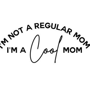 Op de afbeelding: Witte achtergrond met zwarte tekst: "I'M NOT A REGULAR MOM I'M A Cool MOM". De woorden "I'M NOT A REGULAR MOM" zijn gebogen boven het woord "Cool", dat in een cursief lettertype staat.
