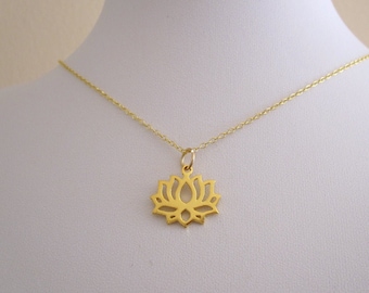 LOTUS フラワーカットアウト イエローゴールドメッキ スターリングシルバー チャームネックレス、ヨガネックレス