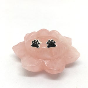 Könnte beinhalten: Ein Paar silberne Pfotenabdruck-Ohrringe mit schwarzen Zirkonia-Steinen.