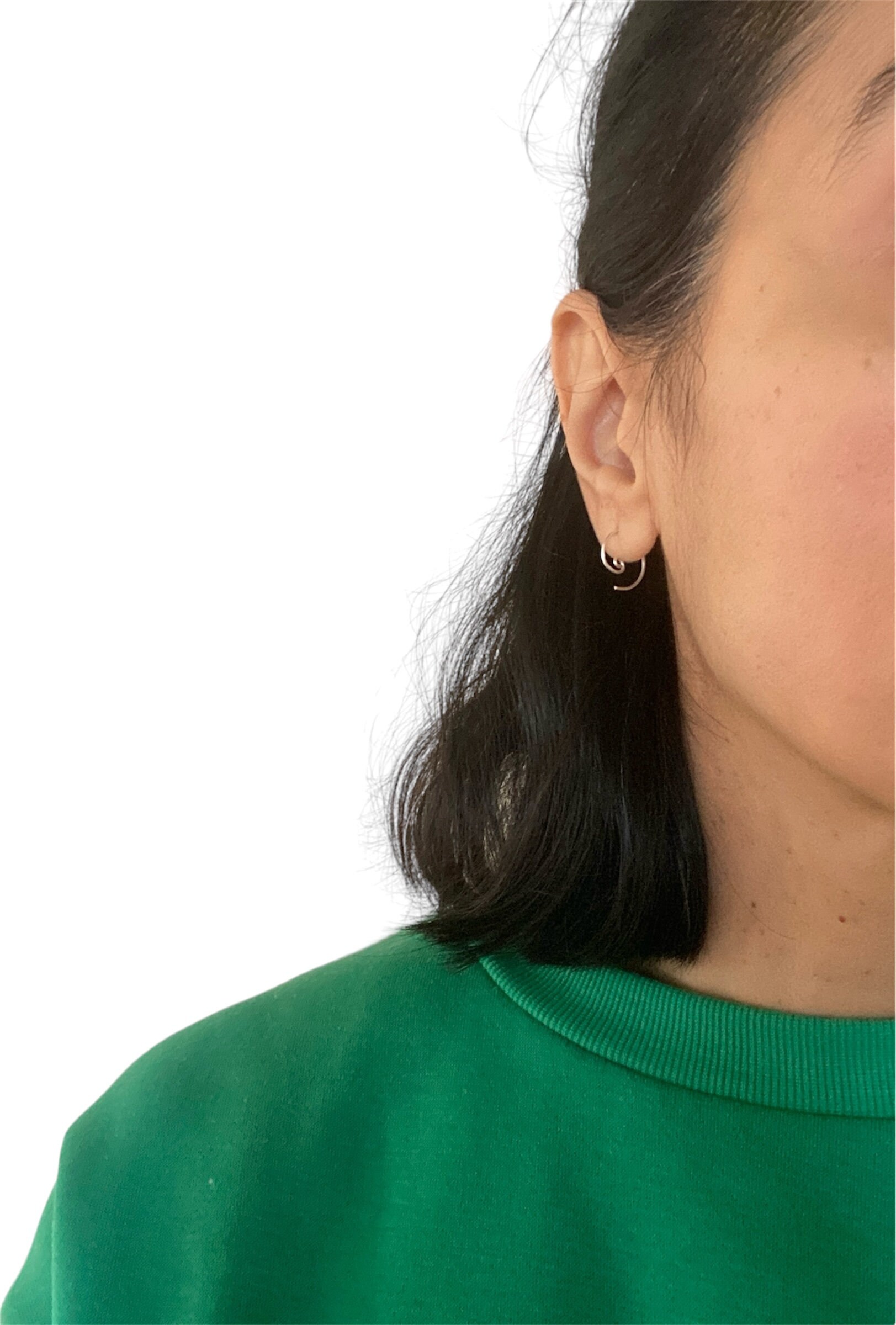 Un paio di piccoli orecchini a spirale in argento sterling, oro giallo 14K o filo riempito in oro rosa - Italia
