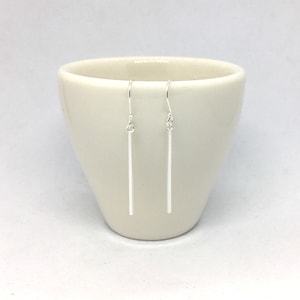 Ein Paar schlanke Stabohrringe aus 925er Sterlingsilber