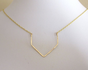 CHEVRON pijl sterling zilver of goud gehamerd draad delicate ketting, geometrische ketting
