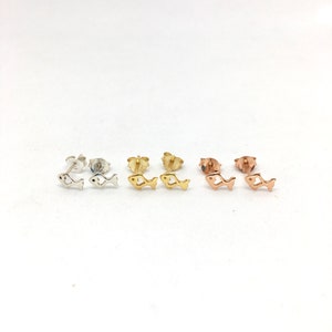 Un paio di orecchini a bottone in argento sterling o oro a forma di pesce con cuore