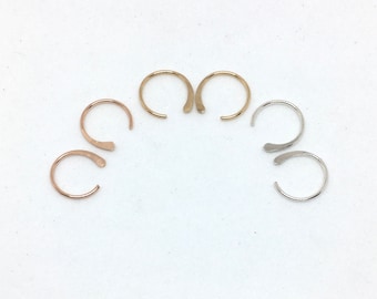 Un par de alambre martillado de lágrima abierto pequeños aros en plata de ley, alambre relleno de oro amarillo o rosa de 14K