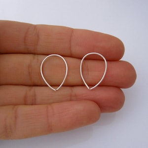 Ein Paar PETAL Tropfen Ohrringe Creolen in Sterling Silber, gelb oder rose gold Draht, Blume Blütenblatt paar Ohrringe