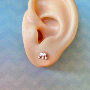 Ein Paar kleine ELEFANT rosé vergoldete Sterling Silber Ohrstecker
