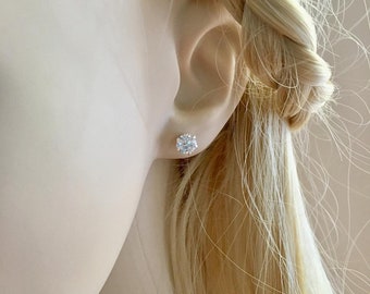 Un par de aretes de plata de ley de 6 mm con piedra Clear Cz