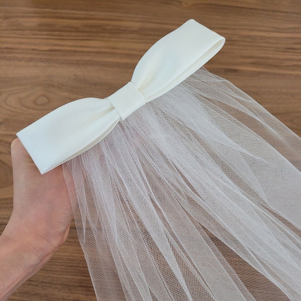 Mini bow veil, Bridal veil, off-white satin bow, wedding veil with bow, small bow