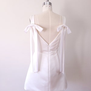 Mini robe de mariée avec noeuds, robe de mariée courte blanc cassé, robe de répétition, robe de mariée en satin, mini robe jupe trapèze image 1