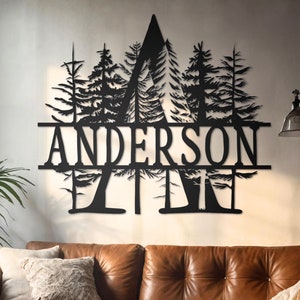 Letrero de metal con inicial de bosque personalizado - Arte de pared de pino personalizado - Decoración rústica de bosque - Letrero con nombre de cabaña - Regalo para amantes de la naturaleza - Letrero de metal