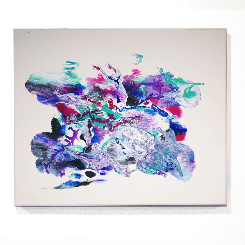 Puede incluir: Pintura abstracta con colores giratorios de azul, morado, rosa, verde y negro sobre un fondo blanco.
