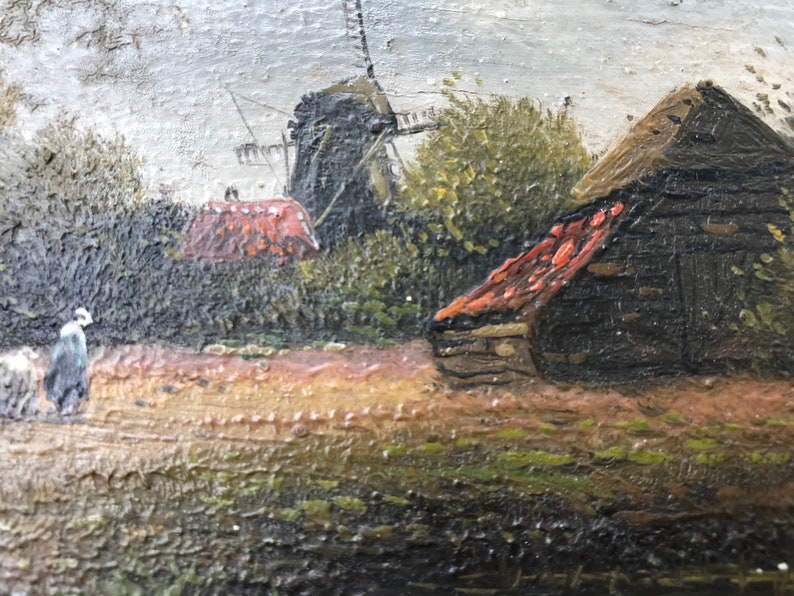 Op de afbeelding: Een schilderij van een landelijk landschap met een windmolen en een klein houten gebouw met een rood dak. De sc&egrave;ne is geschilderd in gedempte tinten bruin, groen en grijs.