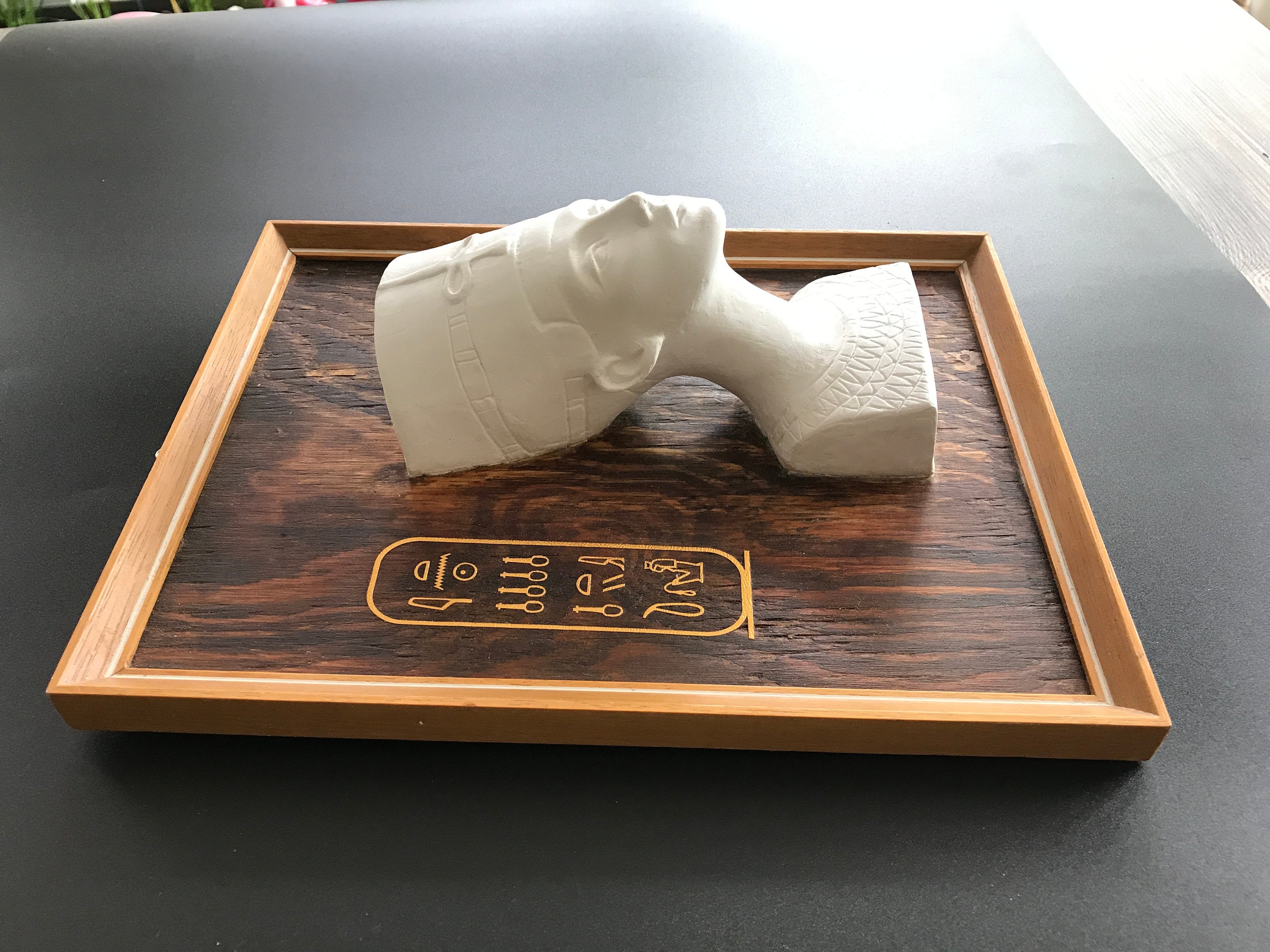 エジプトネフェルティティ 象形文字 ネフェルティティ 王妃