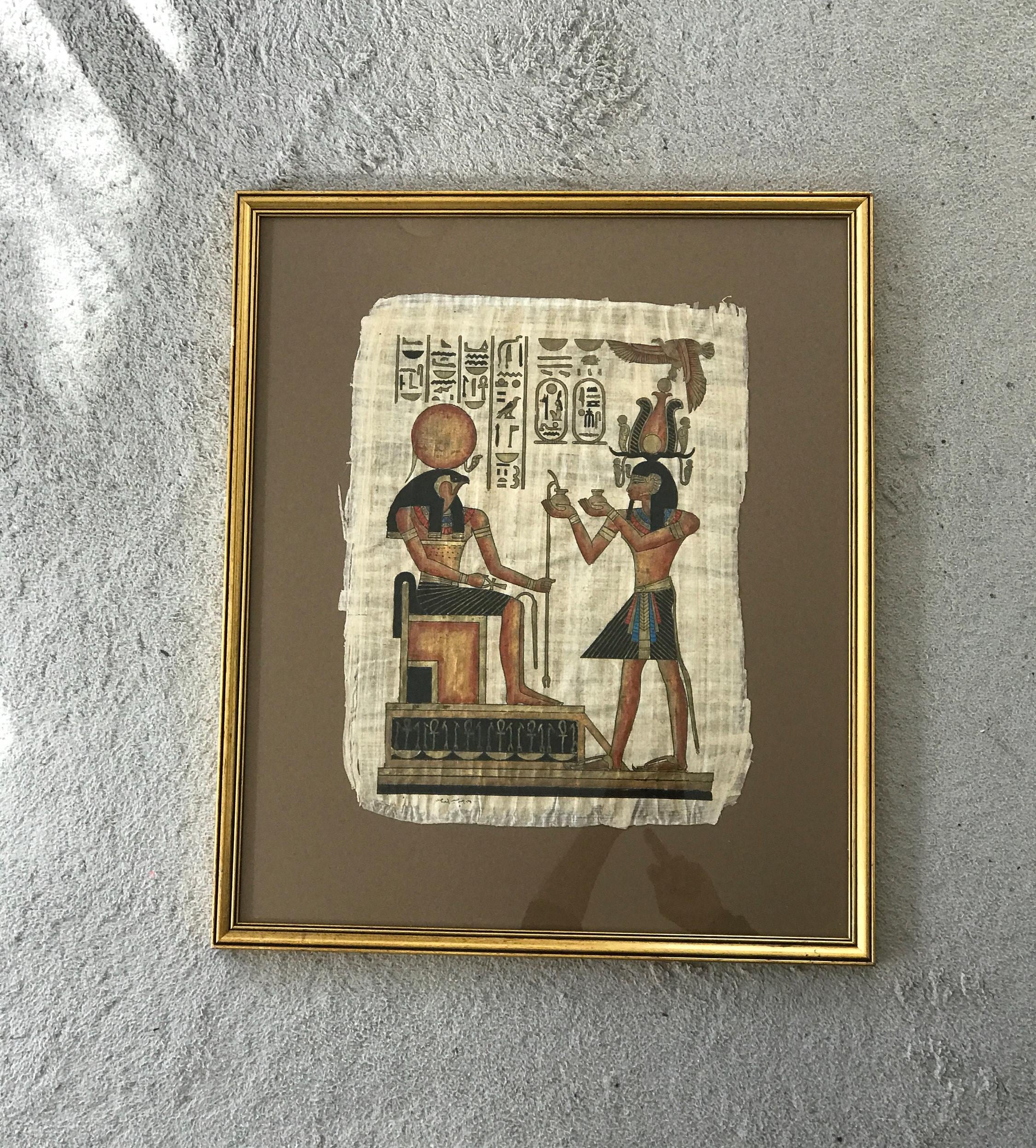 王座に座るホルスと捧げ物に身を捧げるラムセス2世を描いた