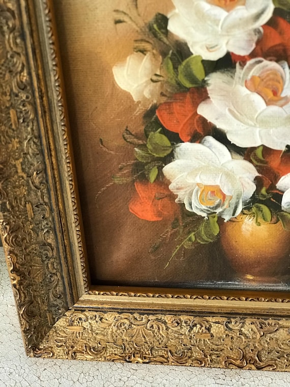 華やかなヴィンテージの金枠に描かれたリアルな静物画の花、キャンバス