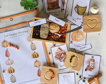 Könnte beinhalten: Herbst-Kürbis-Matching-Spiel mit einem druckbaren Arbeitsblatt und Holzausschnitten von Kürbissen, Kaffeebohnen, Zucker und Gewürzen. Das Arbeitsblatt hat eine Linie, um jeden Kürbis mit seinem passenden Ausschnitt zu verbinden.