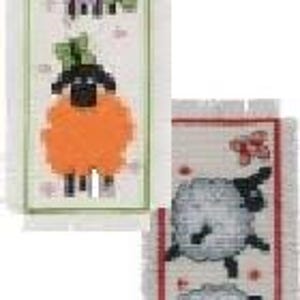 Könnte beinhalten: Zwei Lesezeichen-Designs mit gestickten Schafen. Das erste Lesezeichen zeigt ein grünes, violettes, orangefarbenes und gelbes Schaf. Das zweite Lesezeichen zeigt drei weiße Schafe mit schwarzen Gesichtern und einem roten Blumendesign.