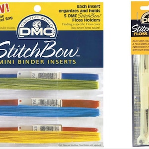 Puede incluir: Dos paquetes de productos DMC StitchBow. Un paquete contiene mini insertos para encuadernación con hilo de bordar colorido. El otro paquete contiene 10 porta-hilos. El texto del embalaje dice "NEW!" y "Floss Holder".