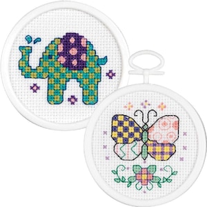 Puede incluir: Dos aros de bordado con diseños de punto de cruz. El primer aro presenta un elefante verde, morado y rosa con un chorro de agua. El segundo aro presenta una mariposa colorida con una flor.