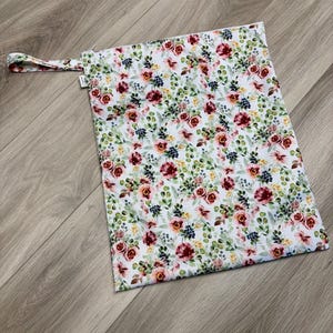 Grand sac imperméable, TAXES INCLUSES, wetbag, sac voyage, sac vêtements serviettes maillots, sac transport, sac souliers : les fleurs
