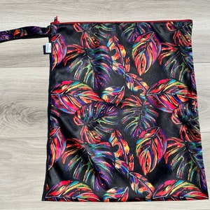 Grand sac imperméable wetbag, sac couches lavables, sac vêtements mouillés, sac garderie, sac enfant, sac jouets : feuilles colorées