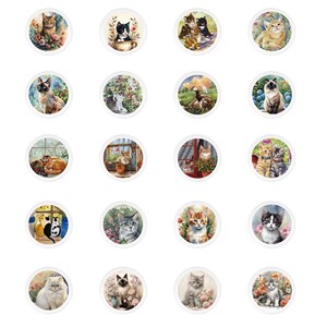 Könnte beinhalten: Ein Set mit 20 runden weißen Knöpfen mit bunten Bildern von Katzen in verschiedenen Posen und Umgebungen. Die Katzen sind in einem verspielten und charmanten Stil dargestellt, einige tragen Halsbänder und andere sind von Blumen umgeben.