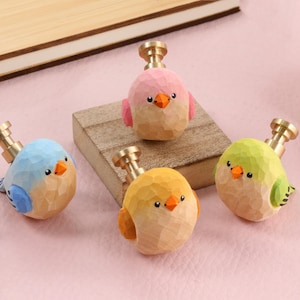 Könnte beinhalten: Eine weiße Keramik-Tasse mit schwarzem Henkel und dem Text "But First, Coffee" in handschriftlichem Stil. Die Tasse steht auf einer weißen Oberfläche. Die Tasse ist etwa 10 cm hoch.