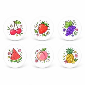 Puede incluir: Seis pomos decorativos redondos blancos con ilustraciones coloridas de frutas: cerezas, una fresa, uvas, una rodaja de sandía, un melocotón y una piña. Cada fruta está rodeada de pequeñas flores y hojas.