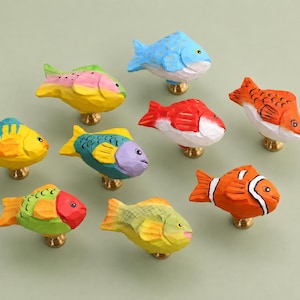Pomelli per mobili a forma di pesce pagliaccio intagliati a mano e colorati, maniglie per cassetti in legno a forma di pesce, decorazioni nautiche per la cameretta dei bambini, maniglie per mobili per la stanza dei bambini