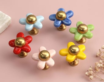 Tiradores de cerámica con forma de margarita para armarios, tiradores florales coloridos para cajones, pomos para puertas de cómoda, herrajes para muebles con centro dorado y diseño original - 3 cm
